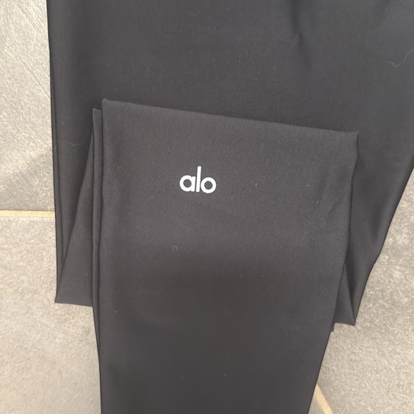 ALO Yoga Women's Sleek Black Leggings - Picture 2 of 3